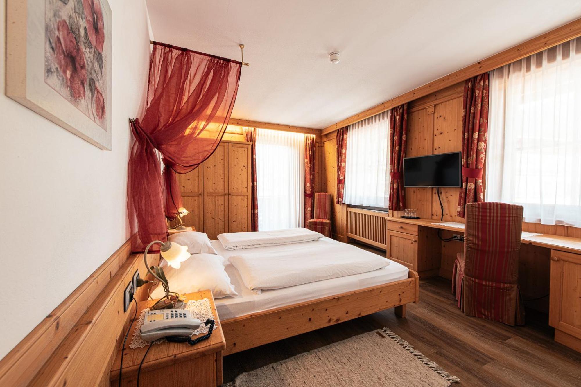Hotel Goldene Rose Monguelfo-Tesido / Welsberg-Taisten Εξωτερικό φωτογραφία