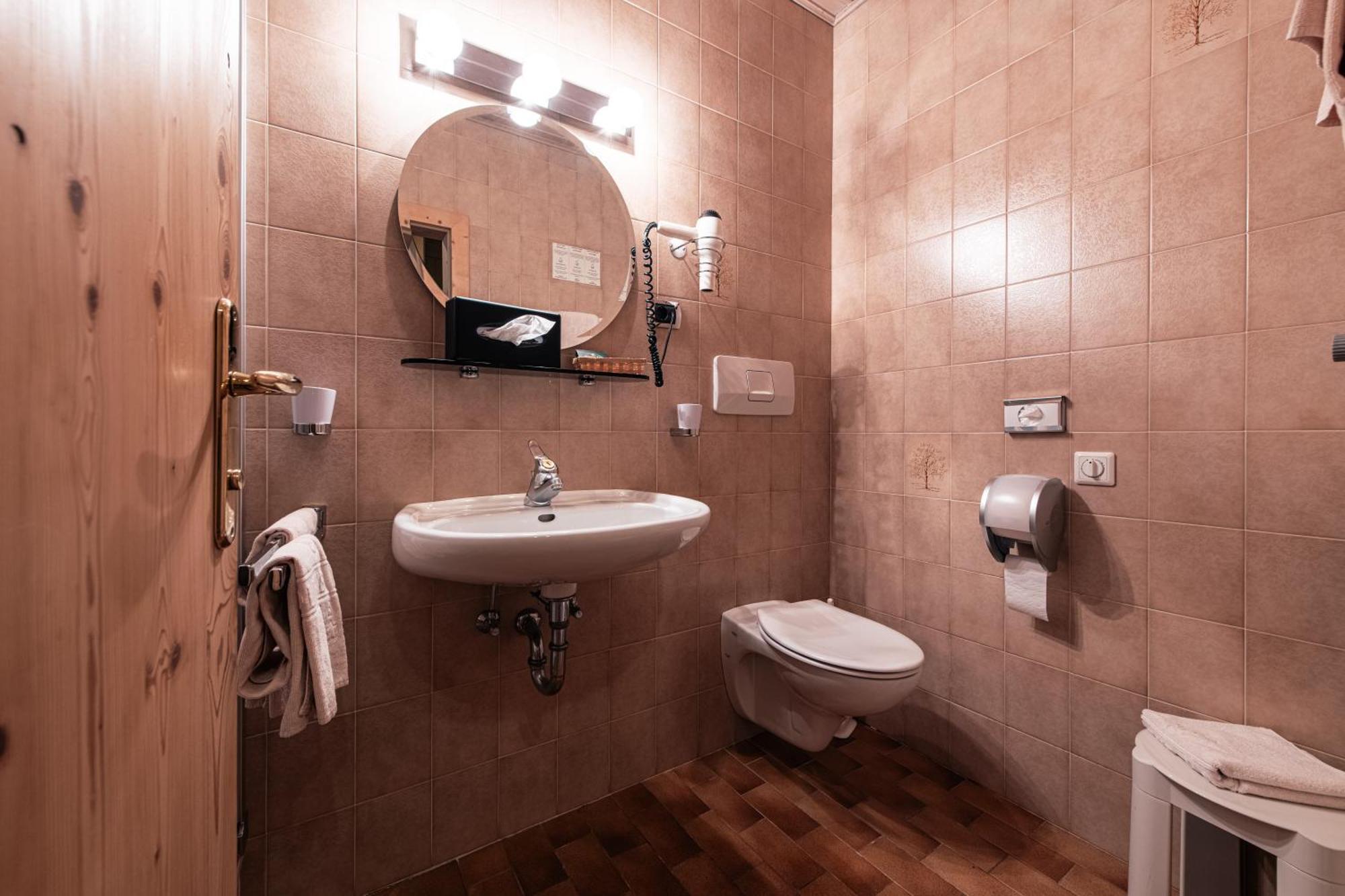 Hotel Goldene Rose Monguelfo-Tesido / Welsberg-Taisten Εξωτερικό φωτογραφία